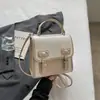 2026 Nuevo Estilo Femenino Bolso Cuadrado Pequeño con Solapa Tejida Bolso de Mano con Colgante de Oso Pequeño y Lazo Se Puede Llevar Cruzado Mini