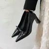 Sapatos de salto alto Chuyuji estilo francês de bico fino com salto grosso para mulheres, novo modelo de outono, sapatos de verniz com laço, versáteis para o trabalho sem cansar os pés