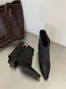 Botas femininas de novo estilo com design flare e detalhe de fivela metálica, bico fino 2026, botinhas de nicho, estilo retrô, elegante, adequadas para o trabalho, coleção de outono