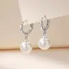 Aretes florales de perlas de nuevo estilo para mujer, lujo ligero, modernos, versátiles, de nicho, aretes de alta gama, venta al por mayor desde el fabricante