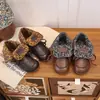 Botas de Cano Curto Versáteis e Estilosas para Meninas 2026 Nova Moda Outono Sapatos de Couro Marrom Acabamento Floral Botas de Cano Curto Vintage para Meninas
