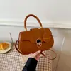 Bolso casual de color sólido 2026 nuevo retro de gran capacidad con cierre de hebilla de metal para ir al trabajo, cruzado y debajo del brazo para mujer