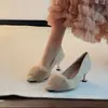 Colección nueva 2026: Zapatos de tacón de moda para mujer de otoño/invierno con un tacón delicado y peludo, con punta fina y un diseño de estilo francés, perfectos para combinar con un cheongsam.