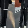 Outono 2026 Conjunto de Duas Peças com Capuz e Zíper Três Listras Masculino e Feminino Luxo Leve Estilo de Rua Conjunto Casual de Moda