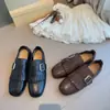 Zapatos planos de cuero vintage para mujer, nuevo estilo otoño 2025, zapatos negros de cuero con punta cuadrada, zapatos elegantes de nicho con borlas para mujer