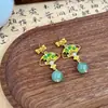 Novos brincos em estilo chinês, personalizados, em formato de leque, vazados, cravejados com diamantes, com laço retrô, caractere da sorte e design de gota, apresentando um pingente estiloso para mulheres