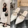2026 Verano Nueva Moda Punta Fina Tacón Grueso Color Sólido Zapatos de Tacón Alto Sandalias con Pedrería Diarias Casuales para Dama Zapatillas de Punta Cerrada