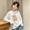 Camiseta básica blanca para niña, nueva colección otoño 2026, camiseta de manga larga 100% algodón puro, top lindo de cuello redondo