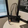 Nova bolsa retrô 2026 para trabalho e deslocamento para mulheres, outono e inverno, bolsa de ombro fofa e moderna, bolsa de axila e bolsa de mão