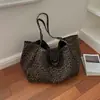 Bolso de lona con estampado de leopardo de gran capacidad para mujer, bolso de hombro tote moderno y a la moda, bolso casual de nicho ligero para debajo del brazo