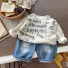 Roupa Infantil Conjunto de Menino para Primavera e Outono 2026 Novo Estilo Sudadera Estampada com Letras para Bebês e Crianças Conjunto de Duas Peças para Meninos Tendência