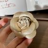 Xiaoxiangfeng Tecido Camélia Roupas Acessórios Corsage Elegante Flor Pin Suéter de alta qualidade Casaco Broche Moda Feminina