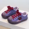 Zapatillas infantiles con puntera de concha, nuevos zapatos sencillos de estilo coreano para niñas Otoño 2026, zapatos casuales de suela blanda con estampado de estrellas para niños mayores, modernos