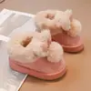 Botas de nieve para niños 2025 invierno niñas slip-on forro polar engrosadas botas cortas zapatos de algodón zapatos cálidos suela suave niños medianos y grandes botas de algodón