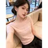 Nuevo estilo de verano elegante y suave camiseta de punto tejida al ganchillo calada de un solo hombro y manga corta para mujer, corte ajustado, hombros descubiertos, moderna
