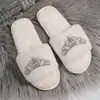 Chinelos de Pelúcia Plus Size Femininos Outono Inverno Moda Decoração de Coroa de Strass Chinelos Planos de Uma Tira para Casa Tamanho 43