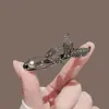 Diseño de nicho sensación de alta gama lleno de diamantes horquilla de perlas de cola de pez flequillo con temperamento horquilla lateral rota horquilla de tendencia versátil