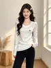 Camiseta feminina de manga longa com ombros caídos e decote V, nova para o início do outono, modelagem justa, que valoriza a silhueta, top estilo "hot girl", peça básica