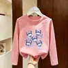 Camiseta de manga comprida para meninas, nova e estilosa para o outono de 2026, top infantil único e super fofo, camiseta básica de algodão puro com gola redonda