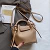 2025 Nuevo Estilo Francés Casual Simple Elegante Portátil Bolso Balde Plisado Patrón Lichi de Alta Gama Bolso Cruzado para Mujer