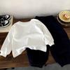 Terno para Meninos Primavera e Outono 2025 Novo Lindo e Charmoso Conjunto de Três Peças com Colete Tricotado para Crianças Roupas de Outono com Listras para Bebês