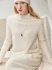 Suéter de estilo minimalista 100% cachemira pura para mujer, con cuello alto, mangas largas, un diseño ligero y elegante, perfecto para usar en capas y mantenerse abrigada.