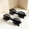 Óculos de Sol Femininos Elegantes com Armação Oval de Metal, High-End, Estilo Retrô, Emagrecimento Facial, Proteção UV, Óculos de Sol para Proteger do Sol no Estilo de Rua