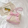 Bolsa de Praia Grande Capacidade Verão Popular Tecida em Palha com Rebites Estilo Coreano Moda Personalidade Ombro Único de Mão