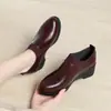 Plataforma de Comércio Exterior Transfronteiriça Sapatos de Salto Sapatos de Couro Femininos 2026 Novo Estilo Sapatos Femininos de Fundo Plano para Meia-Idade e Idosos Couro Macio Sapatos para Mãe Primavera e Outono Sapatos de Salto Único