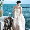 Vestido de aniversário elaborado em estilo francês, vestido de alça de renda sem mangas para mulheres, adequado para usar na praia em Dali, Yunnan, e para férias