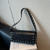 Bolsa de Mão Fashionable de Luxo Leve com Tachas para Mulheres Outono 2025 Nova Tendência de Nicho Retro Bolsa de Ombro Único para Axila