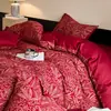 Juego de ropa de cama de cuatro piezas de gasa de doble capa jacquard teñido en hilo de algodón, algodón puro, lujo ligero, tacto de alta gama, sábana plana, funda de edredón, sábana bajera, rojo brillante