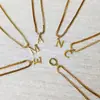 Joia europeia e americana transfronteiriça colar com 26 letras em inglês feminino moda simples pingente de aço inoxidável corrente clavicular