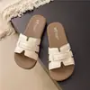 Chanclas de Red Celeb Sandalias de Resort Estilo Retro Planas Casuales de una Sola Tira para Mujer Estilo Veraniego de Alta Gama para Salir Ropa de Playa