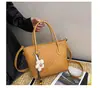 Bolsa de mão de nicho de alta qualidade transfronteiriça feminina nova elegante com textura trançada bolsa tote para o dia a dia bolsa de ombro único transversal moderna
