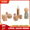 Los fabricantes producen botellas de aceites esenciales para aromaterapia, botellas de esmalte de uñas y botellas rellenables con tapas de madera de haya, y tapas de madera redondas para perfume.