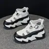 Novedad Primavera y Verano 2026 Zapatos Sandalias Blancas Ligeros de Suela Suave, Huecos, con Hebilla Baja, Transpirables, que Aumentan la Altura para Personas Bajitas