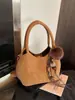 Bolsa de Mão Estilo Balde Nova Tendência Inverno 2026 Feminina Bolsa de Ombro de Nicho Bolsa Transversal Versátil e Fashion