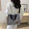 Bolso de viaje de gran capacidad, nuevo bolso de mujer 2024, bolso bandolera de nicho con personalidad popular, bolso de mano portátil de moda.