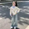 Moletom com gola de camisa de duas peças falsas para meninas 2026 novo conjunto jeans infantil para menina roupas estilosas de primavera e outono da moda