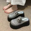 Chinelos Baotou Retrô de Solado Grosso Vazados 2026 Novo Estilo de Verão Feminino Tecidos de Verão Para Pessoa Preguiçosa Respirável Apoio para os Pés Mulher Rica Fresco