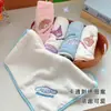 Toallas Pequeñas Cuadradas para Niños al por Mayor Sanrio Toallas Pequeñas Toallas de Mano Absorbentes Guardería Niños Lavado de Cara Toallas Cuadradas de Terciopelo Coral