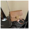 Transmissão ao Vivo da Nova Moda Outono e Inverno Estilo Francês Corrente Retrô Cor Sólida Moda Ombro Único Transversal Abaixo do Braço Pequena Bolsa Quadrada Feminina