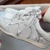 Tenis blancos para mujer, nuevo modelo de primavera, zapatos casuales de malla transpirable con suela gruesa, zapatillas de correr versátiles, zapatos de mujer al por mayor