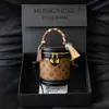 Monica Kiki Lujo Ligero Monograma Bolso Redondo tipo Barril para Mujer 2026 Nuevo Estilo Bolso Cruzado de Mano Moda de Gama Alta Versátil ¿verdad?