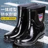 Botas de chuva impermeáveis, resistentes ao desgaste e antiderrapantes, de cano médio, com solas grossas, disponíveis em tamanhos grandes, resistentes a óleo e forradas com fleece para uso no inverno.