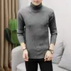 Suéter de Cuello Alto Nuevo Otoño Invierno 2026 para Hombre al por Mayor Estilo Coreano Ajustado Juvenil Color Sólido Suéter de Punto Capa Base