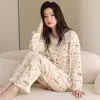 Pijama de algodão puro para primavera e outono, estilo cartoon fofo e doce, cardigã com gola redonda, conjunto de duas peças de roupa caseira feminina, pode ser usado fora