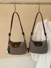 Mini Bolsa de Palha Tecida Estilo Flap Patchwork de Verão com Pompons para uma Viagem de Praia Estilosa