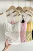 Camisola Rendada Patchwork Puramente Sexy para Mulheres, Corte Justo, Pode Ser Usada como Camada Interna ou Externa, Lindo Design nas Costas com Bojos
